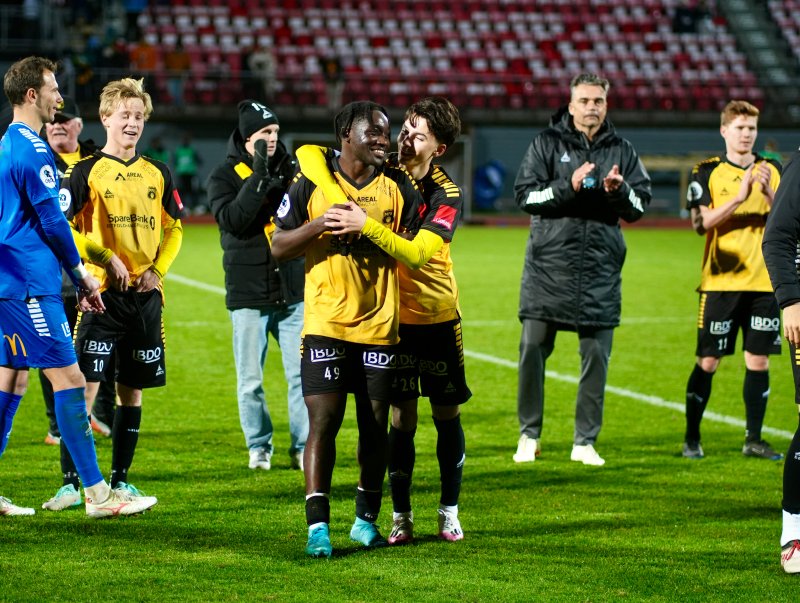 FORNØYD MÅLSCORER: Benarfa fikk en god klem etter å ha avrundet matchen med scoring. FOTO: Joakim Bekkåsen