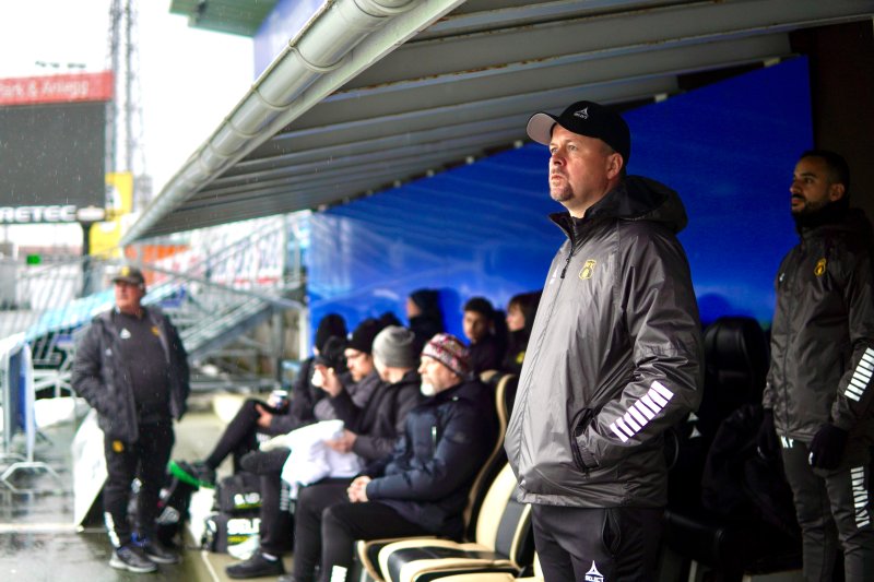 FORNØYD: Hovedtrener Thomas Myhre fikk se mye positivt fra sine egne spillere underveis i møtet med eliteserieklubben Sarpsborg 08. FOTO: Joakim Bekkåsen