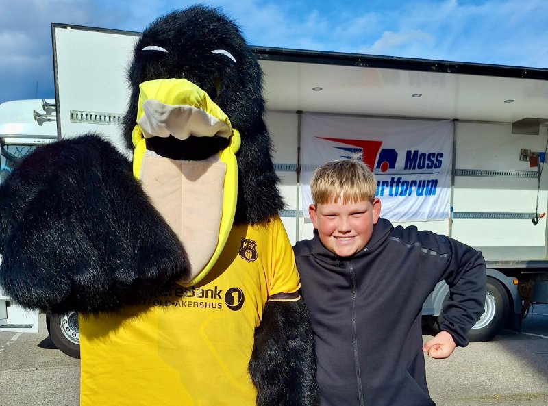 FOTBALLFEST: I Fanzone kom også Mossekråka på besøk. FOTO: JEANETTE JØRGENSEN