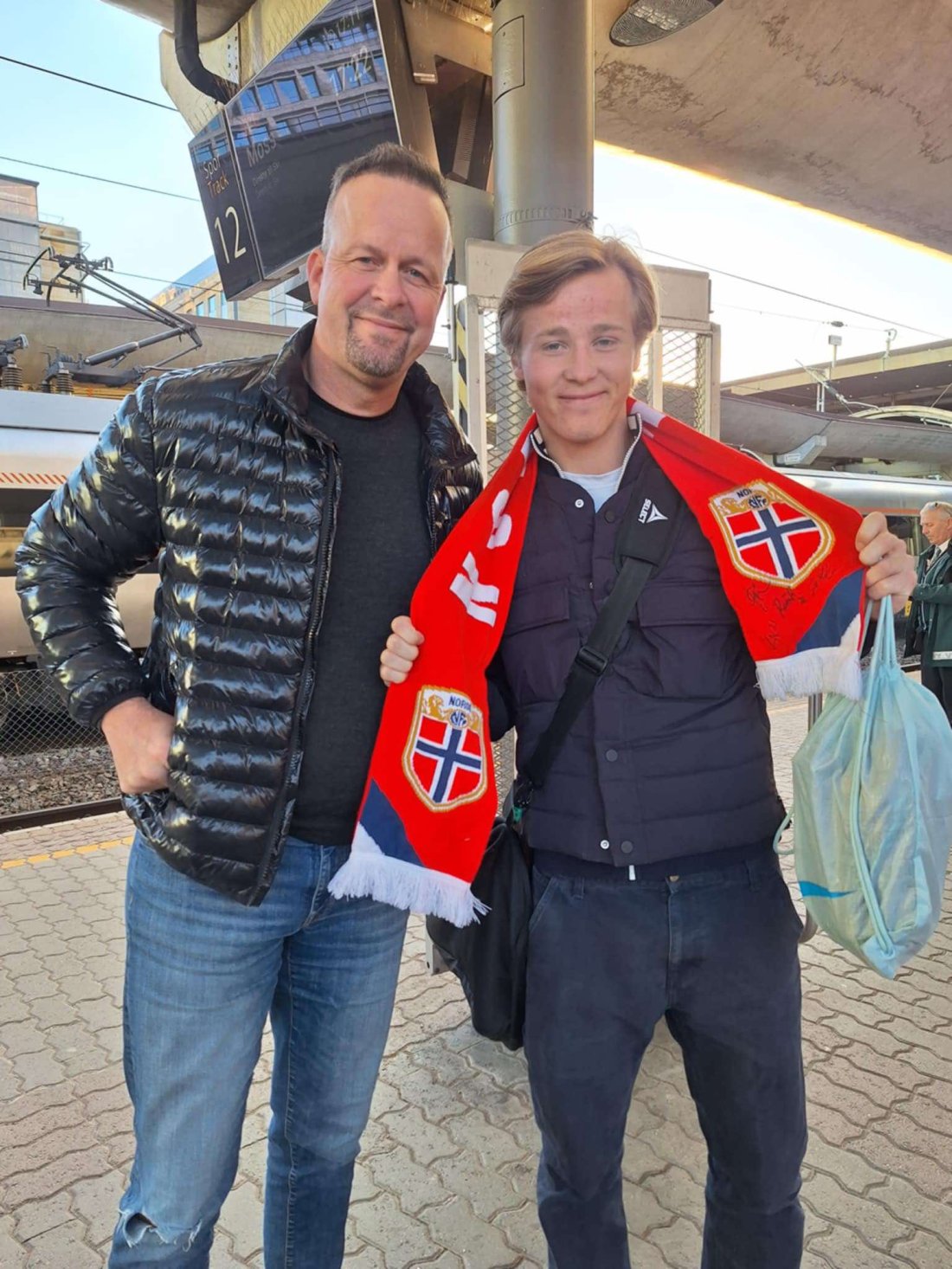 STOLT: Thomas Myhre sammen med Bo Åsulv Hegland i ettermiddag.