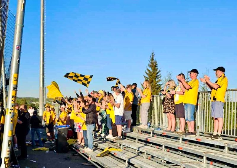 GOD STØTTE: Mange mossinger var på plass på NAMMO Stadion og støttet Kællane på 16. mai.