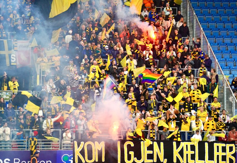 SOLID OPPMØTE: Hele borteseksjonen ble utsolgt da MFK gjestet Intility Arena søndag kveld. Foto: Joakim Bekkåsen